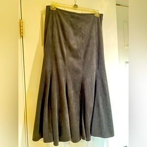 Black I-N-S-G-H-T New York Faux Suade Trumpet Skirt. Size 4, perfect with boots!